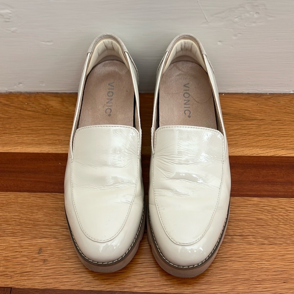 Vionic Kensley Patent Cream Loafers, size 7